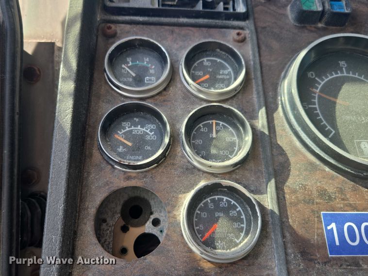 image for item EV5487 1996 Kenworth T600 truck cab and chassis