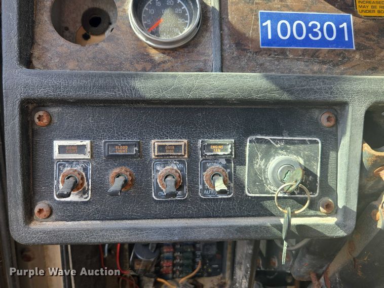 image for item EV5487 1996 Kenworth T600 truck cab and chassis