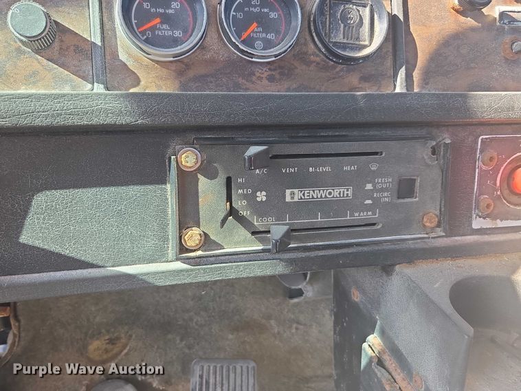 image for item EV5487 1996 Kenworth T600 truck cab and chassis