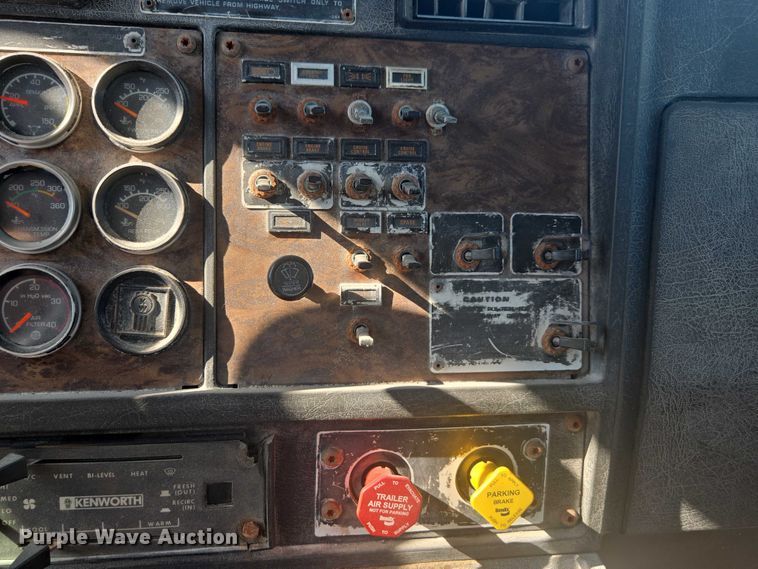 image for item EV5487 1996 Kenworth T600 truck cab and chassis