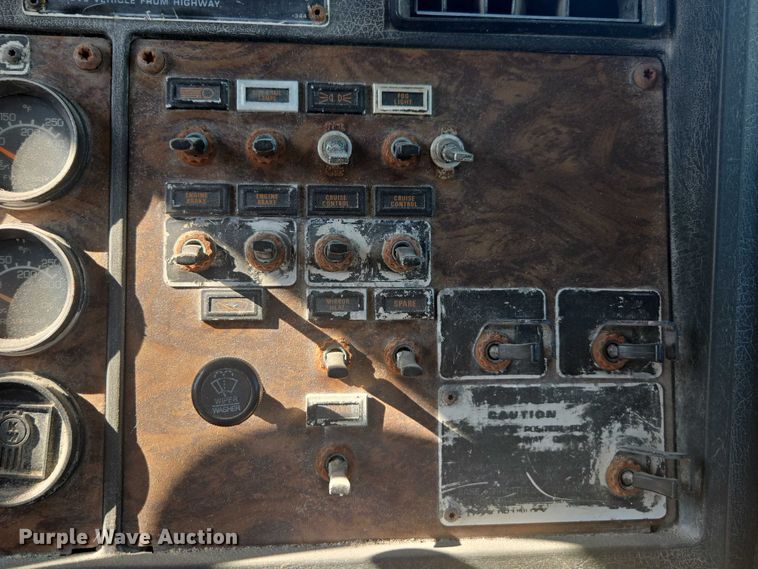 image for item EV5487 1996 Kenworth T600 truck cab and chassis