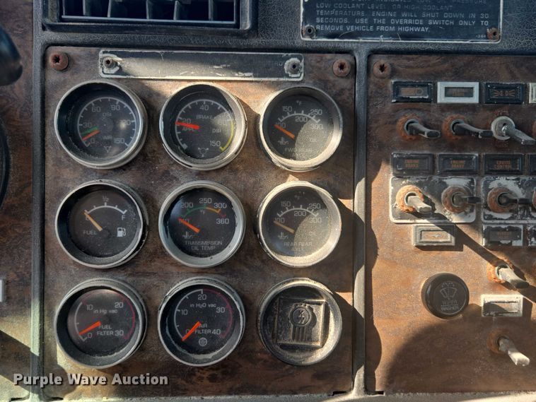 image for item EV5487 1996 Kenworth T600 truck cab and chassis