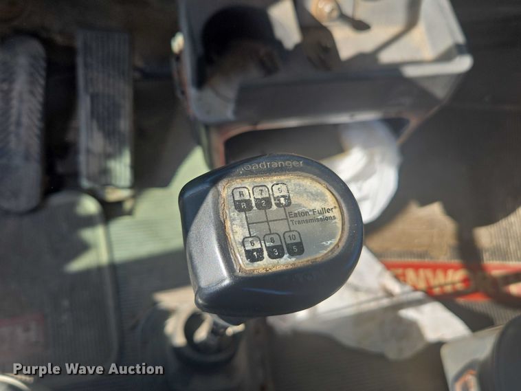 image for item EV5487 1996 Kenworth T600 truck cab and chassis