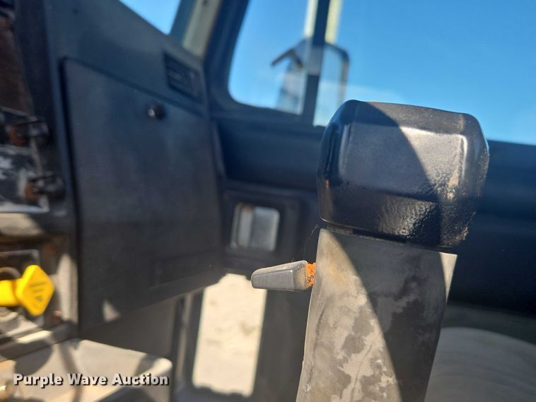 image for item EV5487 1996 Kenworth T600 truck cab and chassis