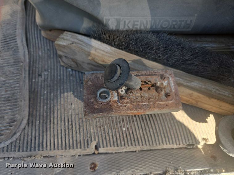 image for item EV5487 1996 Kenworth T600 truck cab and chassis