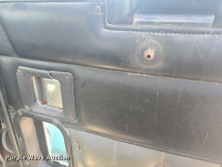 image for item EV5487 1996 Kenworth T600 truck cab and chassis