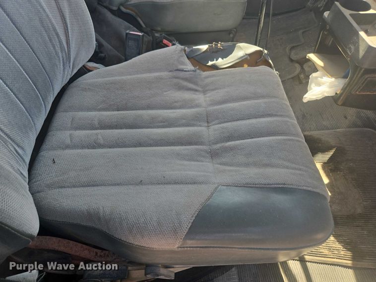 image for item EV5487 1996 Kenworth T600 truck cab and chassis