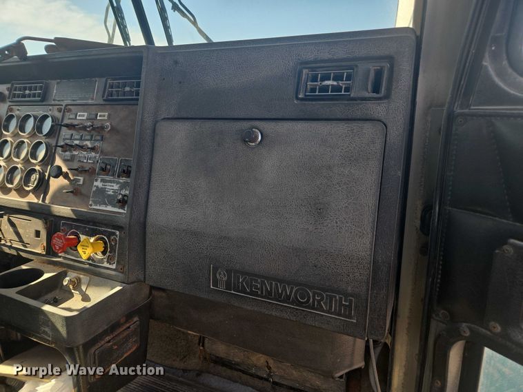 image for item EV5487 1996 Kenworth T600 truck cab and chassis