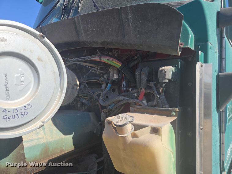 image for item EV5487 1996 Kenworth T600 truck cab and chassis