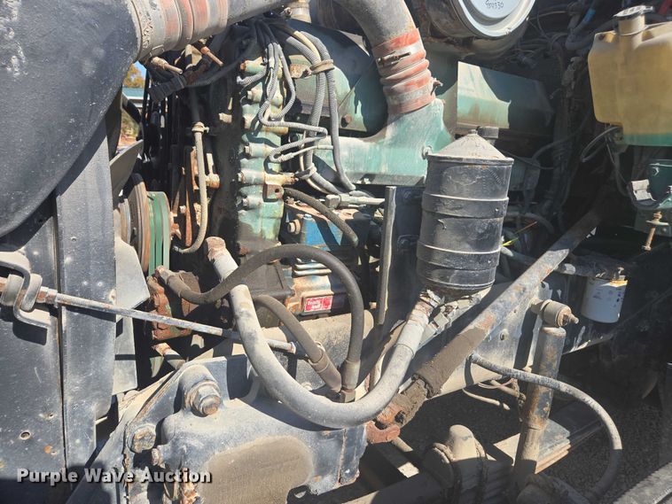 image for item EV5487 1996 Kenworth T600 truck cab and chassis