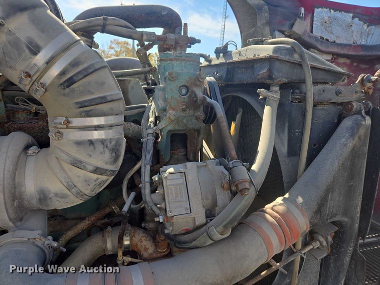 image for item EV5487 1996 Kenworth T600 truck cab and chassis