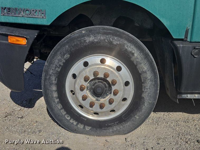 image for item EV5487 1996 Kenworth T600 truck cab and chassis