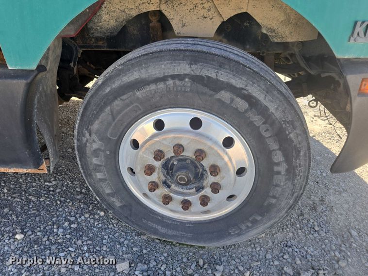 image for item EV5487 1996 Kenworth T600 truck cab and chassis