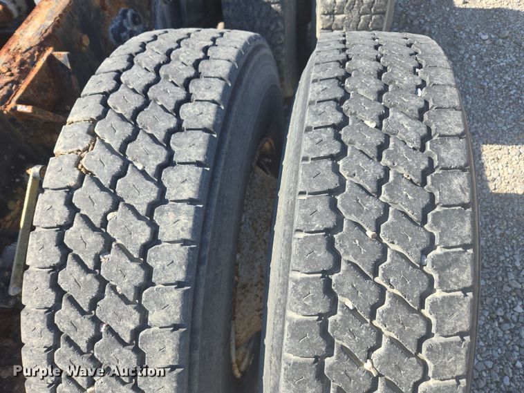 image for item EV5487 1996 Kenworth T600 truck cab and chassis