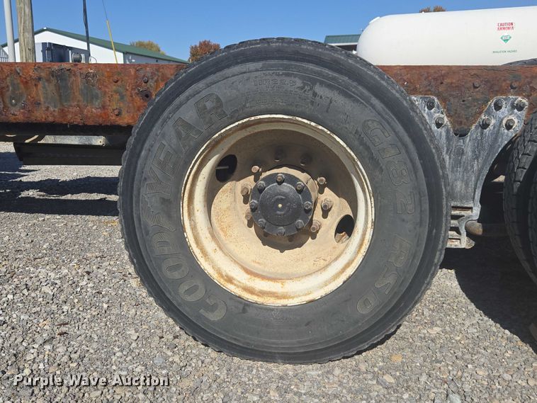 image for item EV5487 1996 Kenworth T600 truck cab and chassis