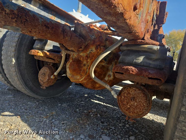 image for item EV5487 1996 Kenworth T600 truck cab and chassis