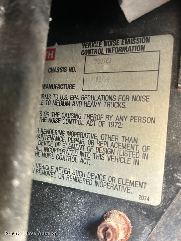 image for item EV5487 1996 Kenworth T600 truck cab and chassis