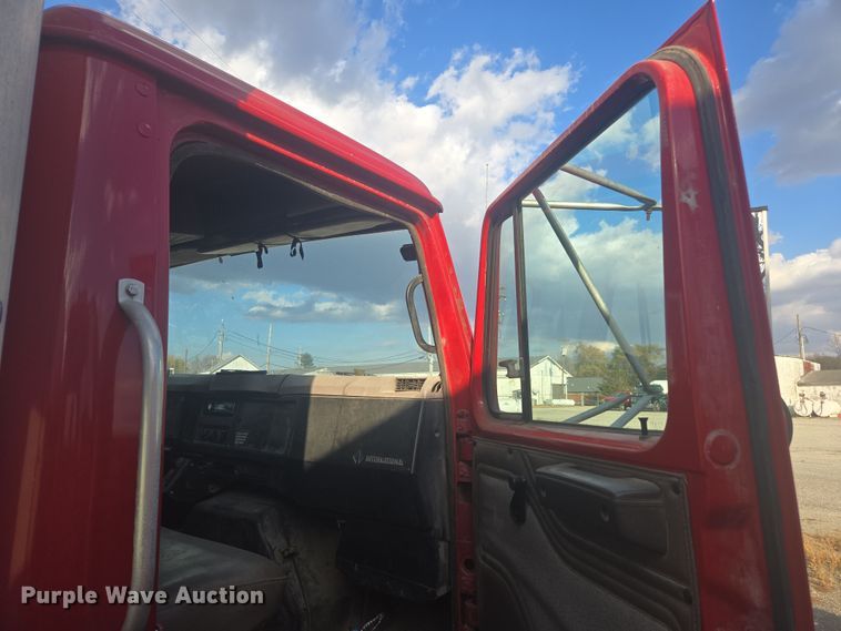 image for item EV5493 1997 International 4900 box truck