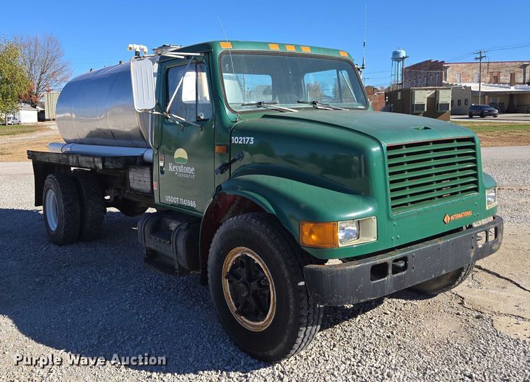 image for item EV5496 1990 International 4900 tank truck