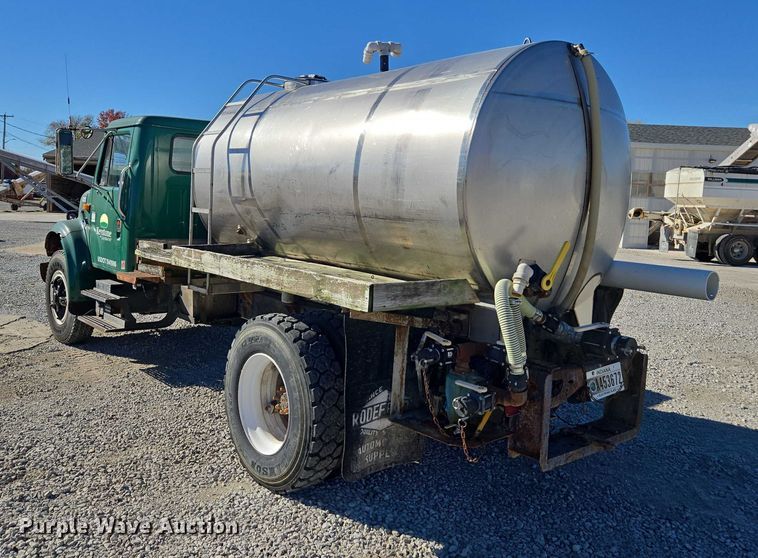 image for item EV5496 1990 International 4900 tank truck