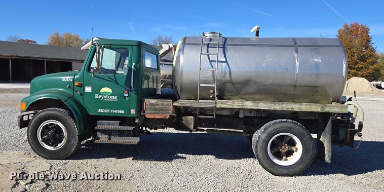 image for item EV5496 1990 International 4900 tank truck