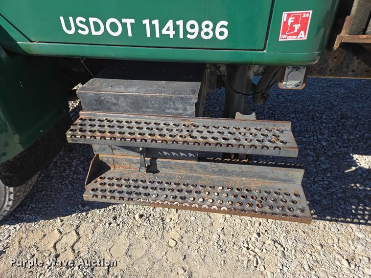 image for item EV5496 1990 International 4900 tank truck