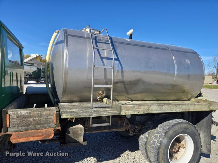 image for item EV5496 1990 International 4900 tank truck