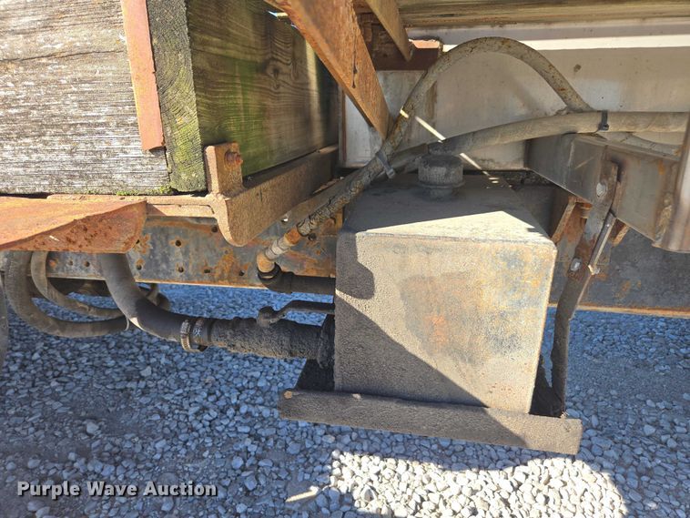 image for item EV5496 1990 International 4900 tank truck