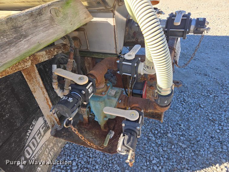 image for item EV5496 1990 International 4900 tank truck