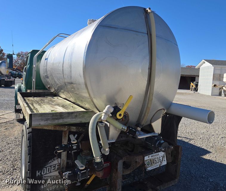 image for item EV5496 1990 International 4900 tank truck