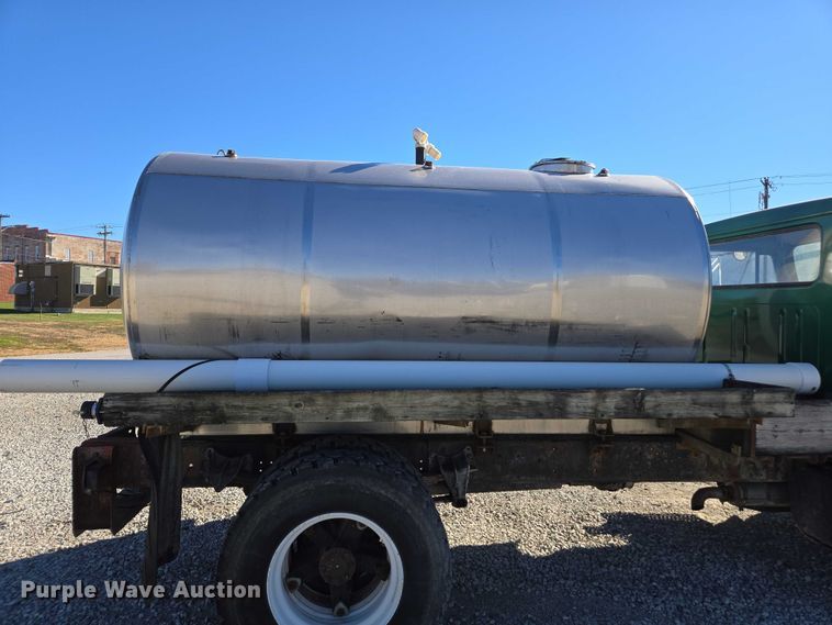 image for item EV5496 1990 International 4900 tank truck