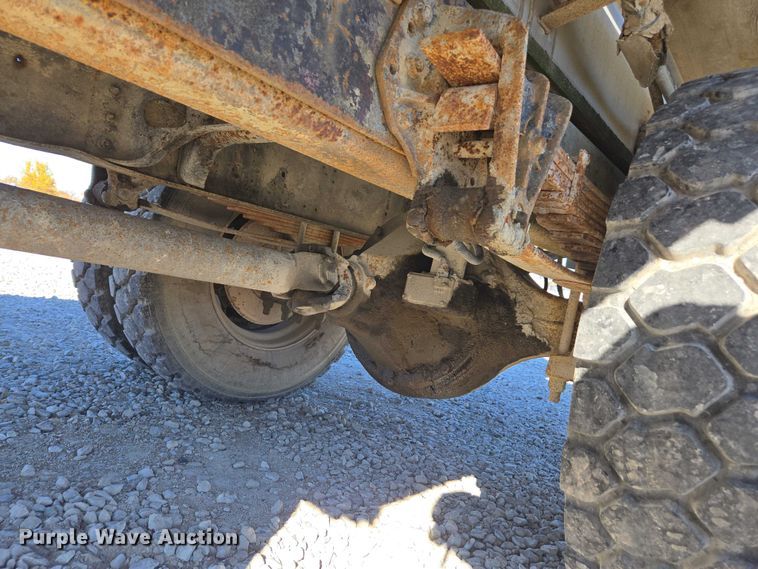 image for item EV5496 1990 International 4900 tank truck