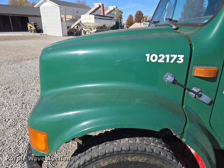 image for item EV5496 1990 International 4900 tank truck