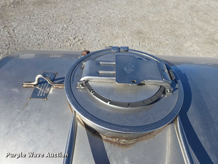 image for item EV5496 1990 International 4900 tank truck