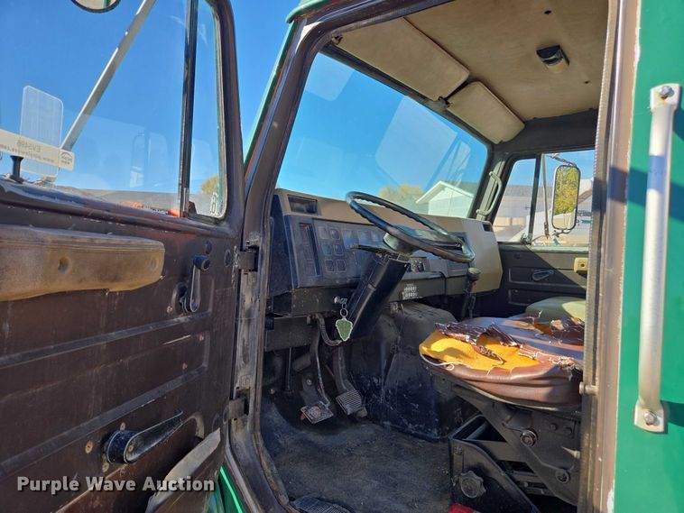 image for item EV5496 1990 International 4900 tank truck