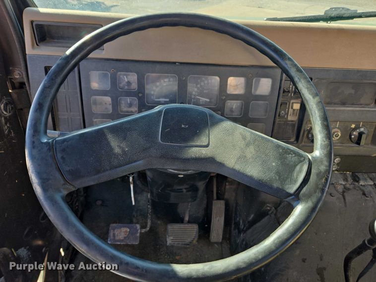 image for item EV5496 1990 International 4900 tank truck