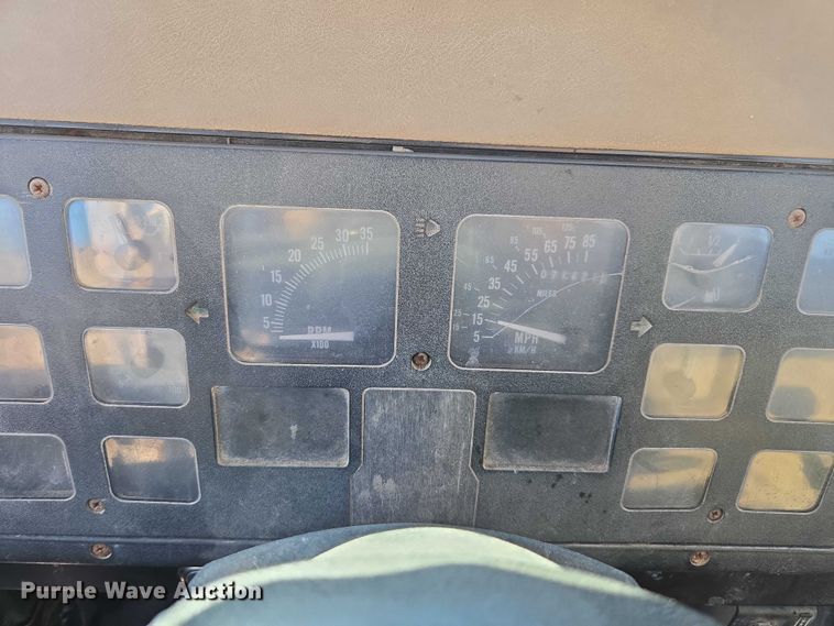 image for item EV5496 1990 International 4900 tank truck