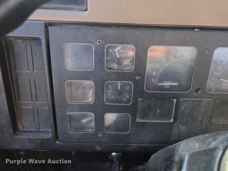 image for item EV5496 1990 International 4900 tank truck