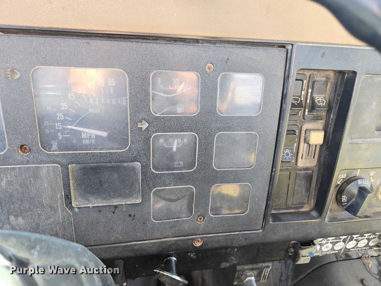 image for item EV5496 1990 International 4900 tank truck