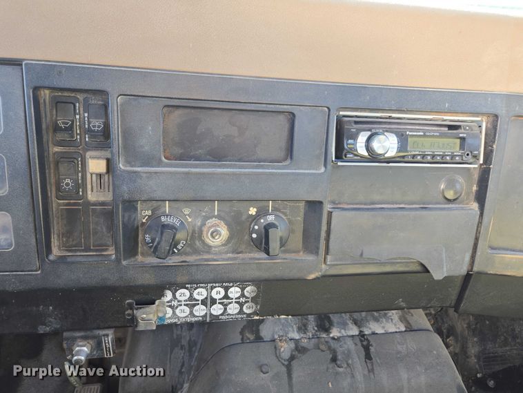 image for item EV5496 1990 International 4900 tank truck