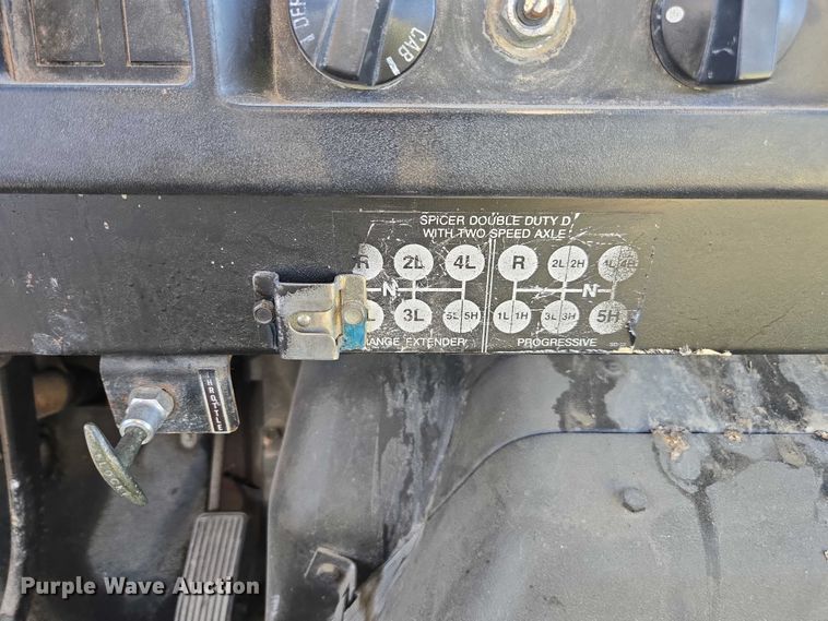 image for item EV5496 1990 International 4900 tank truck