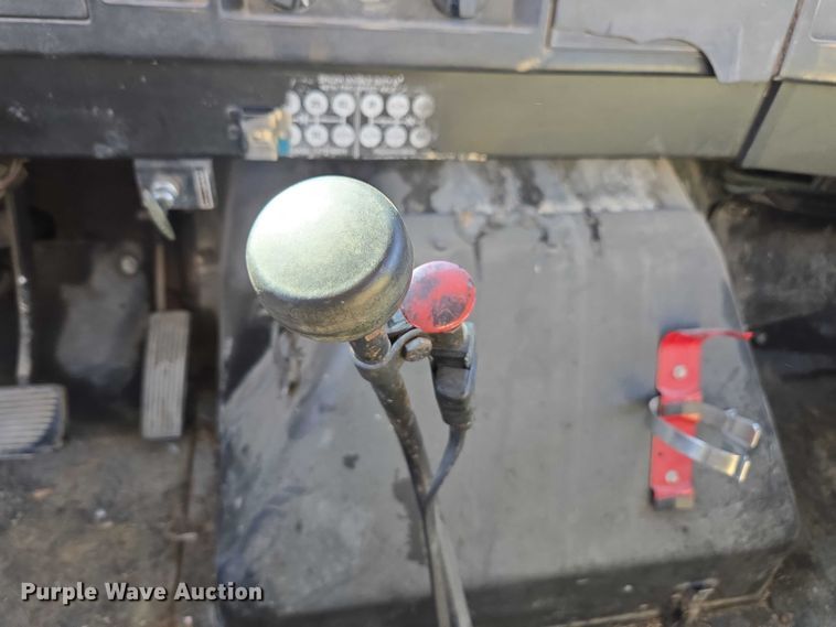 image for item EV5496 1990 International 4900 tank truck