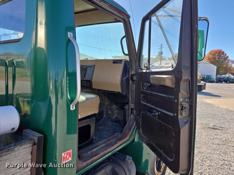 image for item EV5496 1990 International 4900 tank truck