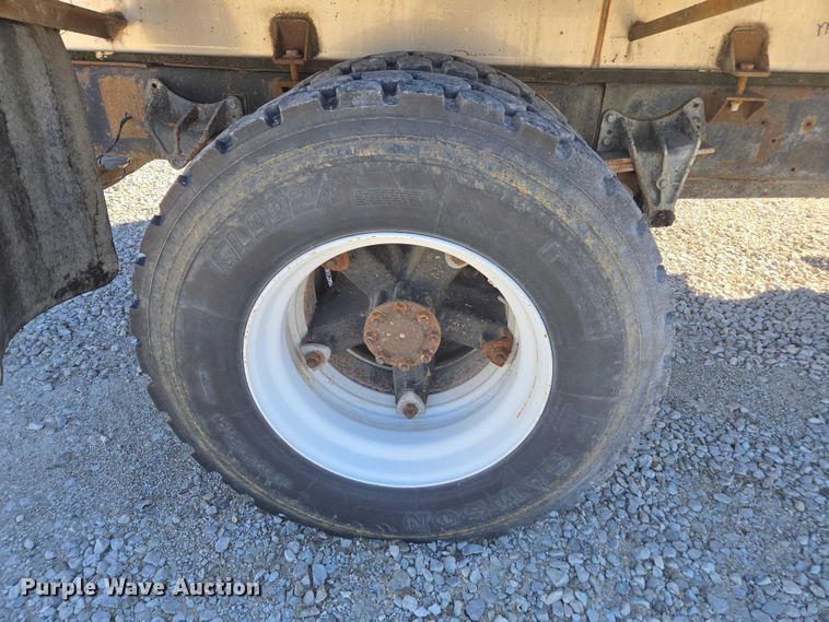 image for item EV5496 1990 International 4900 tank truck