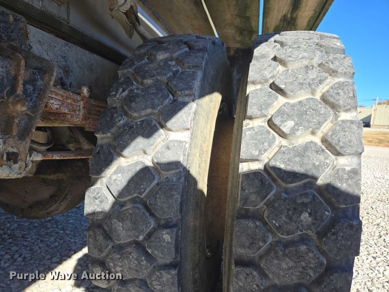 image for item EV5496 1990 International 4900 tank truck