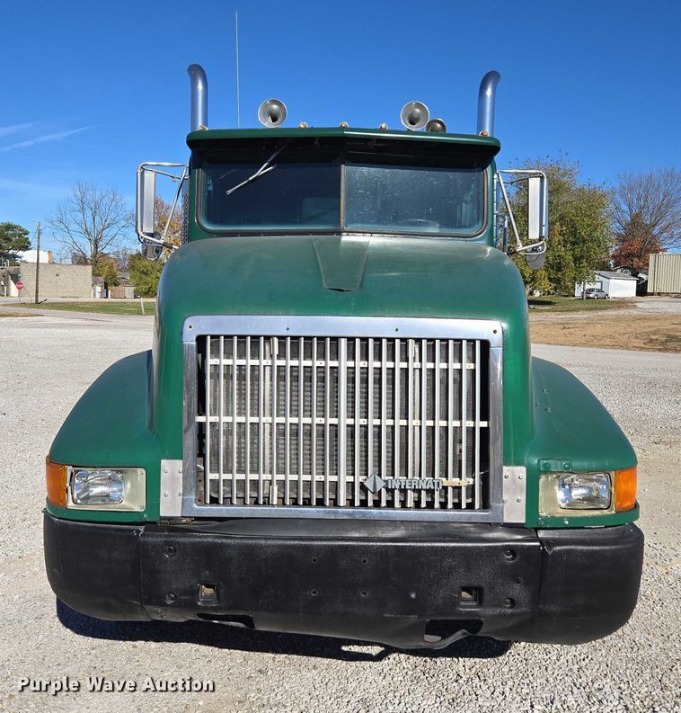 image for item EV5497 1992 International 9400 tank truck