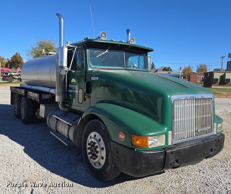 image for item EV5497 1992 International 9400 tank truck