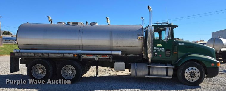 image for item EV5497 1992 International 9400 tank truck