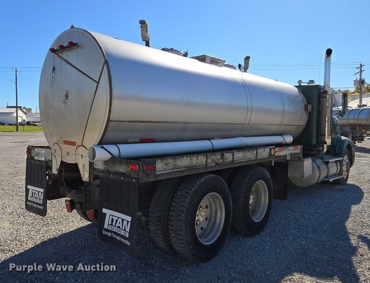 image for item EV5497 1992 International 9400 tank truck