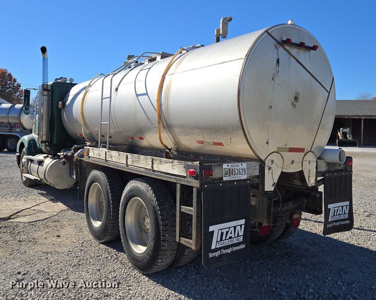 image for item EV5497 1992 International 9400 tank truck